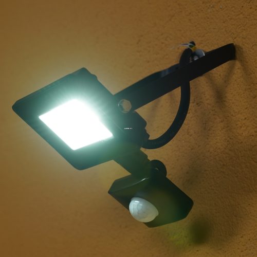 LED reflektor mozgásérzékelővel 20W, 1800lm, fekete (EcoSpot2)